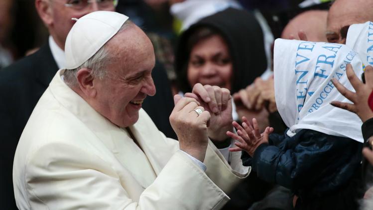 pope-francis-with-baby-gesturing