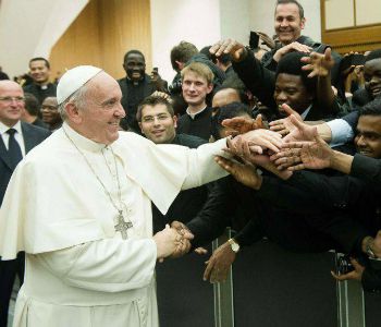 Papa Francesco ai sacerdoti: spalle forti per portare ultimi e dispersi