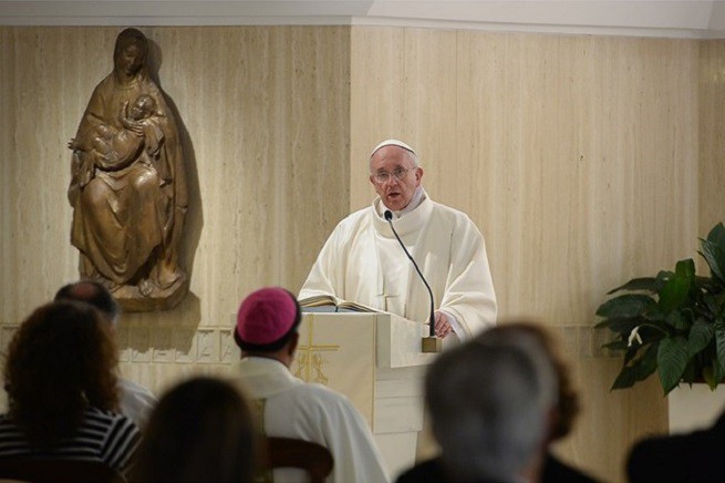 Papa Francesco: ognuno ha un Angelo accanto, ascoltiamolo docilmente