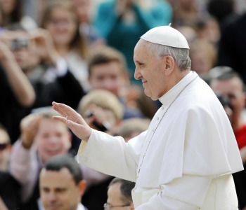 Papa: contro scandalo fame guardare in faccia i poveri, non sono numeri