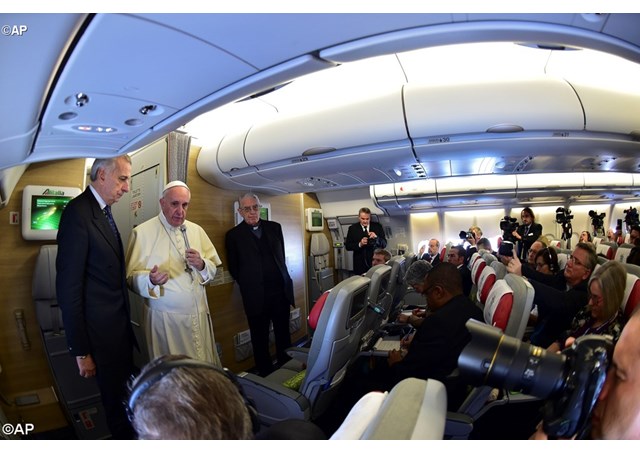 Il Papa sull'aereo che lo conduce a Nairobi saluta i giornalisti al seguito - AP