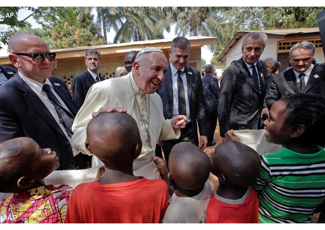 Papa Francesco nel campo profughi di Bangui