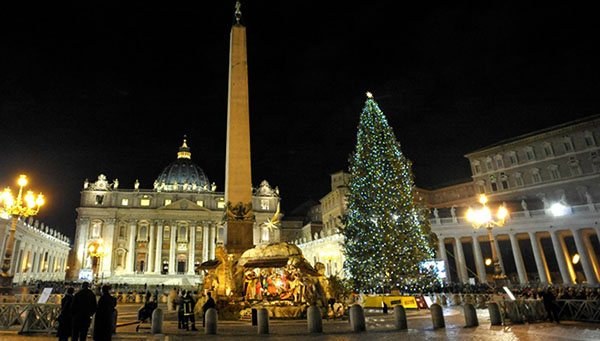 31/12/2013 Città  del vaticano, piazza San Pietro,il presepe e l' albero di Natale