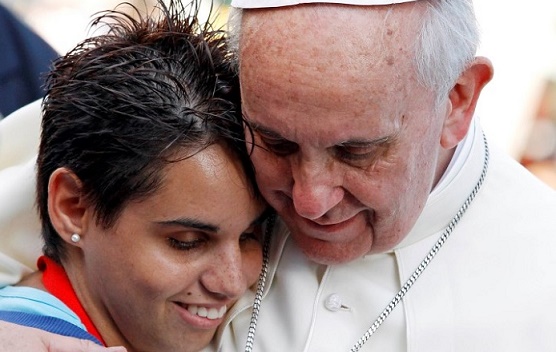 Pope Francis embraces a woman during a meeting with youths in Largo Carlo Felice in Cagliari September 22, 2013. REUTERS/Giampiero Sposito (ITALY - Tags: RELIGION)