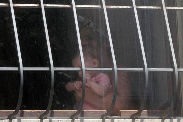 Una donna con il suo bambino nell'istituto di custodia attenuata per detenute madri a Milano in una foto d'archivio. ANSA / MATTEO BAZZI