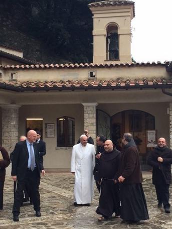 Lo stupore e la gioia dei frati francescani che hanno ricevuto la visita a sorpresa di Papa Francesco