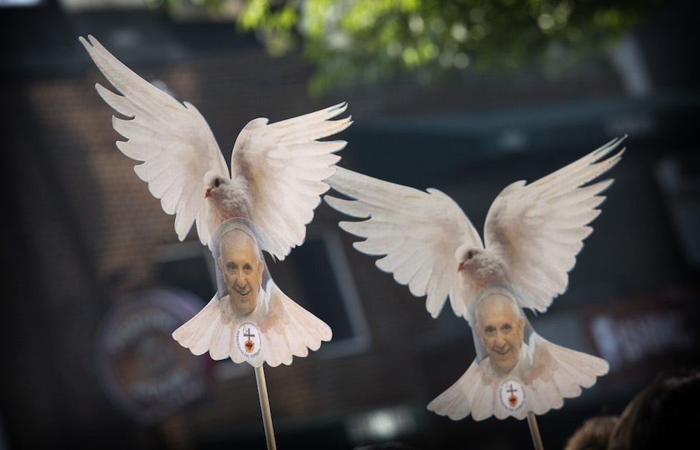 Fotografie di Papa Francesco attaccate a cartonati di due colombe, a Città del Messico14 febbraio 2016(AP Photo/Enric Marti)