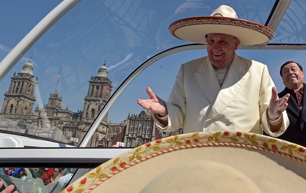 Papa Francesco saluta la folla dalla papamobile con un sombrero mentre arriva alla basilica di Nostra Signora di Guadalupe, a Città del Messico 13 febbraio 2016(© Presidenciamx/Planet Pix via ZUMA Wire)