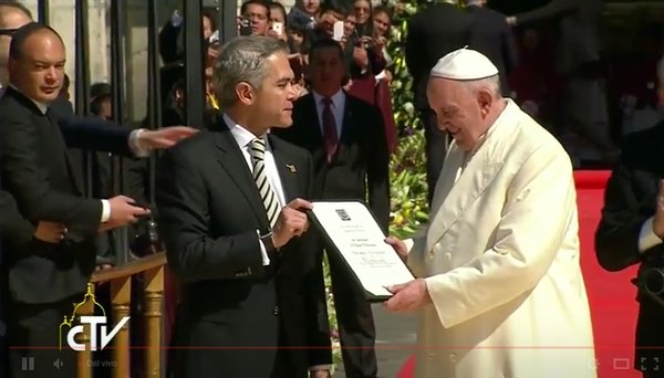 Papa Francesco riceve dalle autorità le chiavi della Città del Messico