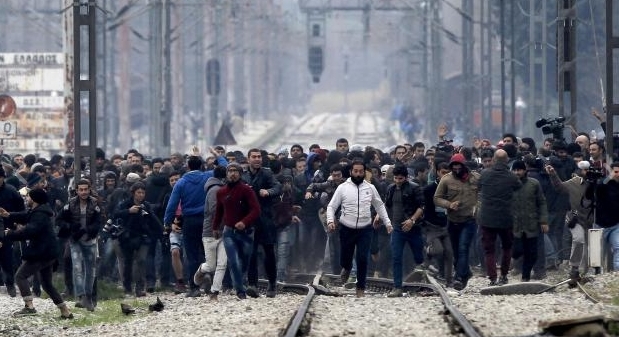 Grecia, profughi sfondano barriere al confine con la Macedonia - Photogallery - Rai News_20160229191945