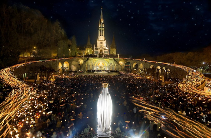 Lourdes-Procession-mariale-aux-Flambeaux