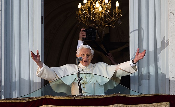 Benedetto XVI si affaccia dal balcone a Castel Gandolfo subito dopo essere arrivato in elicottero da Roma (AP Photo/Domenico Stinellis)