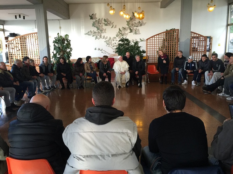 Papa Francesco oggi pomeriggio ha visitato a sorpresa i tossicodipendenti del Centro Italiano di Solidarietà don Mario Picchi