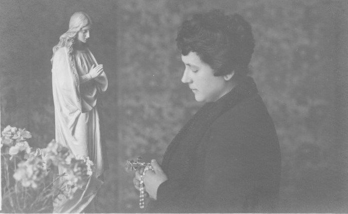 Maria Aristea in preghiera davanti l'immagine dell'Immacolata venerata nella sua casa di via Ancona