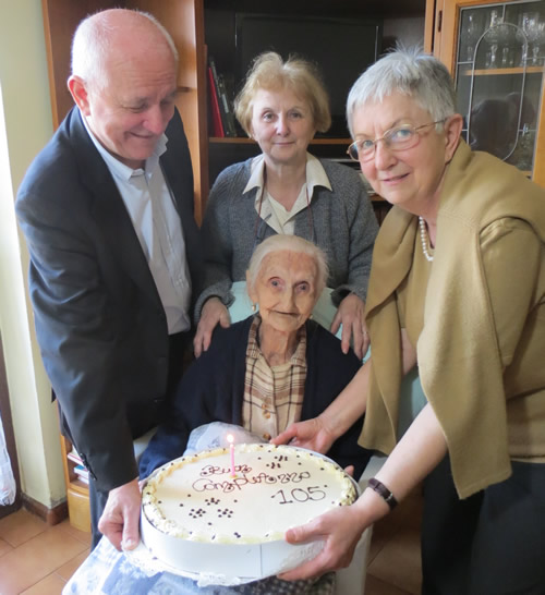 Elena Maistri con la torta per i 105 anni