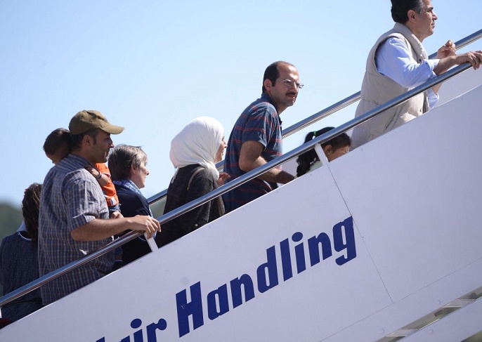 I profughi 'adottati' dal Vaticano salgono sull'aereo con Papa Francesco