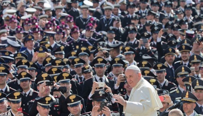 Papa con i militari