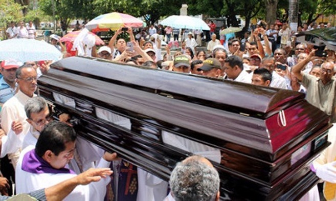 Uno-dei-tanti.-Funerali-di-padre-Luis-A.-Leon-in-Colombia-assassinato-il-15-luglio-2015.-Foto-El-Meridiano-de-Cordoba - Copia