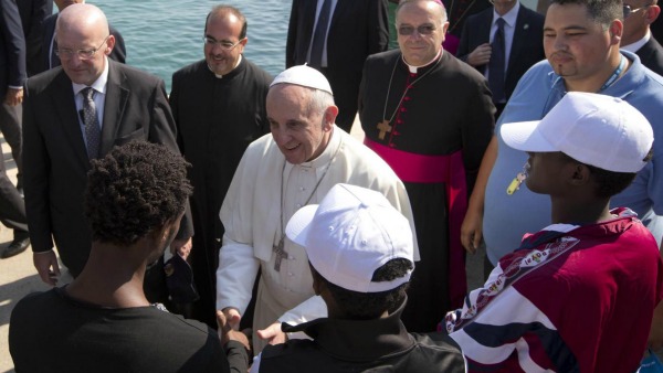 Il Papa in visita a Lesbo, per guardare il mondo con gli occhi degli ultimi