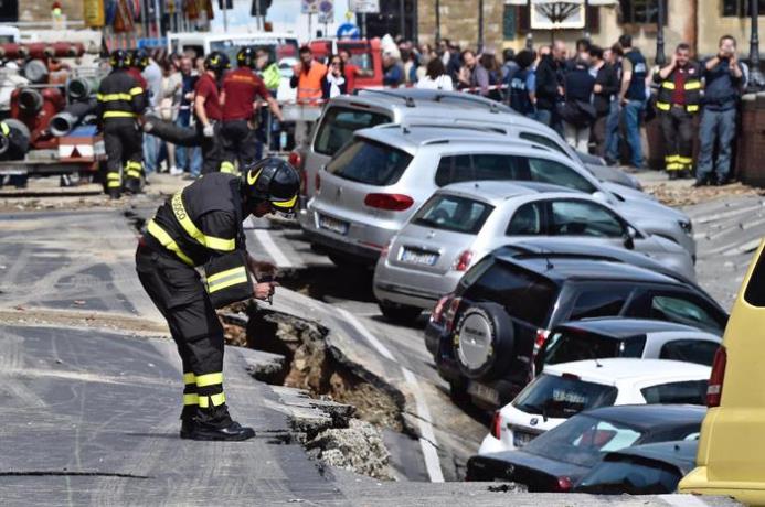 The 200-metre-long hole opened up in a road running next to the Arno River in central Florence at about 6:30 local time on Wednesday, 25 May 2016. "No one is injured, there's just damage - huge damage," said Mayor Dario Nardella after arriving at the site on Lungarno Torrigiani, between Ponte Vecchio and Ponte alle Grazie bridges. ANSA/ MAURIZIO DEGL'INNOCENTI