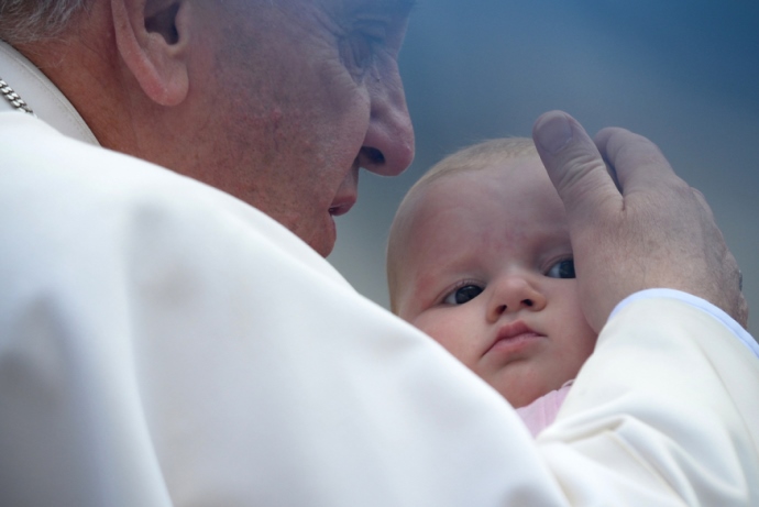 Pope Francis kisses a baby as he arrives for his weekly general audience at St Peter's square on October 7, 2015 at the Vatican. AFP PHOTO / FILIPPO MONTEFORTE / AFP / FILIPPO MONTEFORTE