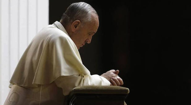 Pope-Francis-praying-Facebook