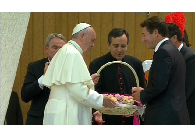 Il Papa riceve un cesto con 86 garofani, simbolo delle vittime della strage di Nizza