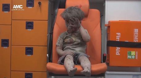 epa05495574 A handout picture provided by the pro-opposition activist group Aleppo Media Center (AMC) on 18 August 2016 shows an injured child, reported to be Omar Daqneesh, a five-years old Syrian boy, sitting in an ambulance after an alleged airstrike hit a house in Aleppo, Syria, 17 August 2016. According to pro-opposition activists and medical staff, at least eight people were killed, including five children, and several injured in an alleged airstrike in the rebel-controlled Aleppo neighborhood Qaterji. EPA/ALEPPO MEDIA CENTER / @AleppoAMC / HANDOUT ATTENTION EDITORS : EPA IS USING AN IMAGE FROM AN ALTERNATIVE SOURCE AND CANNOT PROVIDE CONFIRMATION OF CONTENT, AUTHENTICITY, PLACE, DATE AND SOURCE. HANDOUT EDITORIAL USE ONLY/NO SALES