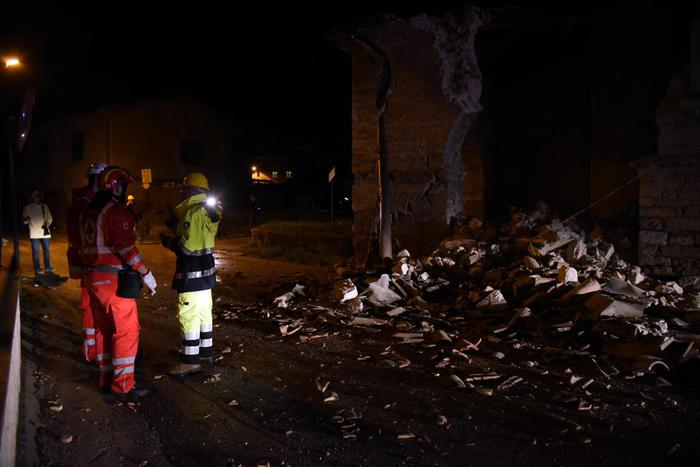 Rubble and rescue operations after the strong earthquake in Villa Sant'Antonio village, near Visso, Marche region, central Italy, 26 october 2016. ANSA/MATTEO CROCCHIONI