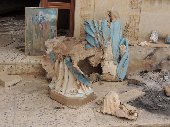 Croci spezzate e una statua della Vergine Maria frantumata: è la profanazione dell'Isis nella chiesa cattolica di San Giorgio a Bartella, 20 km a sud di Mosul, 28 ottobre 2016. ANSA/ CLAUDIO ACCOGLI