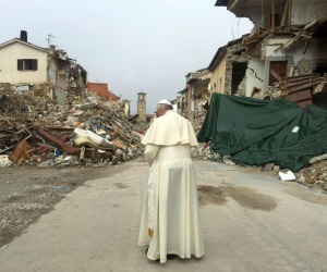 Il Papa ad Amatrice, dove lo Stato distrugge la società civile