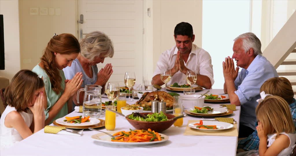554510822-grazia-preghiera-sunday-roast-tavolo-da-pranzo-famiglia-di-piu-generazioni