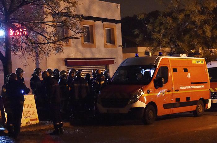 epa05646341 Rescue members stand guard along a security area near a retirement home for Catholic missionaries in Montferrier sur lez, near Montpellier, Southern France, 25 November 2016. According to reports, at least one person has been killed as search for the attacker continues. EPA/ALEXANDRE DINOU