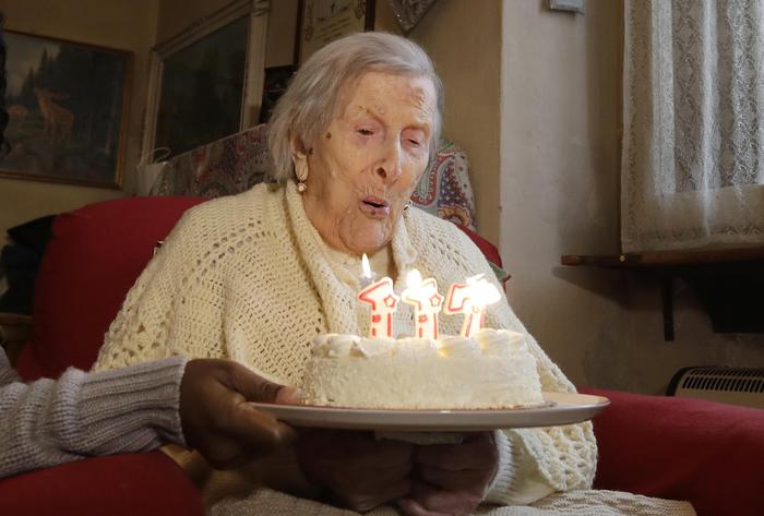 Emma Morano, 117 years old, blows candles in the day of her birthday in Verbania, Italy, Tuesday, Nov. 29, 2016.  At 117 years of age, Emma is now the oldest person in the world and is believed to be the last surviving person in the world who was born in the 1800s, coming into the world on Nov. 29, 1899. (ANSA/AP Photo/Antonio Calanni) [CopyrightNotice: Copyright 2016 The Associated Press. All rights reserved.]