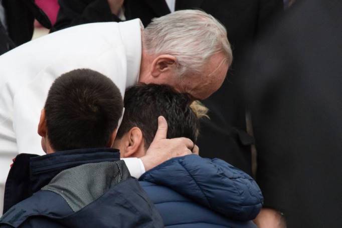 web-pope-francis-hug-inmates-young-boy-rs21962_web-pope-francis-general-audience-c2a9-antoine-mekary-aleteia-dsc0630