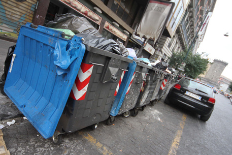Cassonetti dell'immondizia a Napoli in una foto di archivio. ANSA / CIRO FUSCO