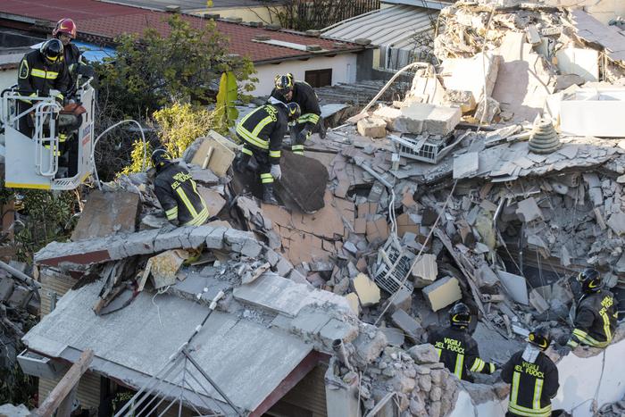 Building collapsed in Rome for probable gas leak