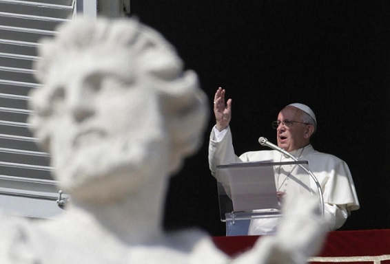Papa Francesco recita l'Angelus dalla finestra del Palazzo Apostolico