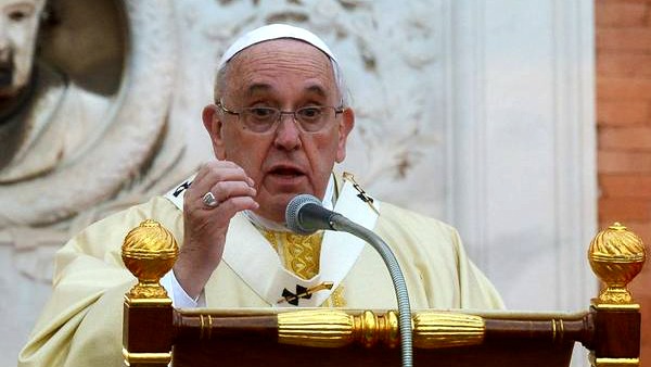 Papa Francesco al Verano: uomo che si crede "dio" distrugge il mondo