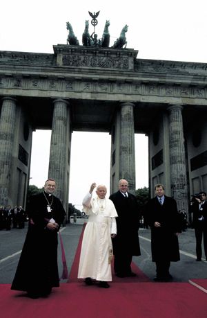 Navarro-Valls: Giovanni Paolo II sapeva che il Muro di Berlino sarebbe caduto