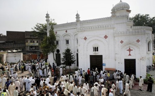 Massacro di Peshawar: la Chiesa invita a riscoprire l'unità