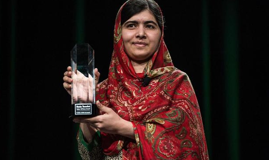 Malala riceve ad Oslo il Nobel per la pace