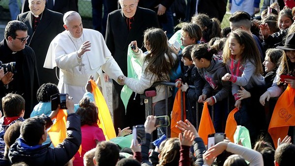 Papa Francesco dona 500 kg di viveri ai poveri di Tor Bella Monaca