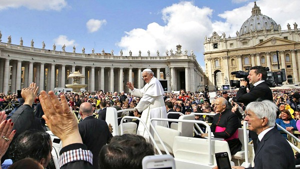 Papa Francesco: uomo e donna sono della stessa sostanza e sono complementari