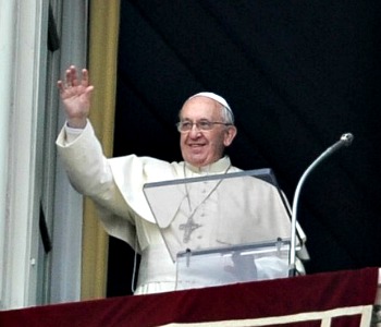 Papa Francesco all'Angelus: Siamo chiamati a vivere gli uni con gli altri, per gli altri, e negli altri