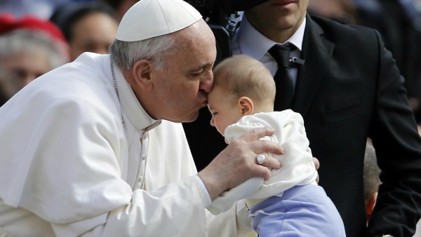 Papa Francesco: difendere sempre la vita, del concepito come dell'immigrato
