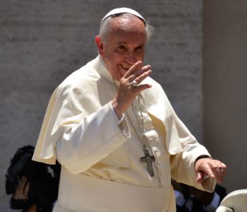 La carità nascosta di Papa Francesco: paga latte, biscotti, affitti scaduti