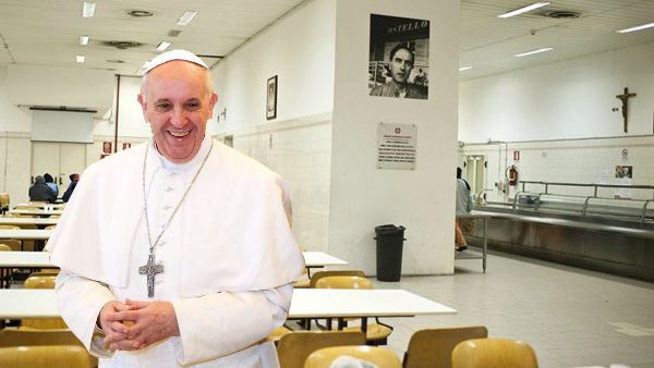 Papa Francesco aprirà la Porta santa della carità all'ostello Caritas di Roma