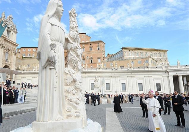 Papa Francesco benedice la statua di santa Rita (alta 6 metri)
