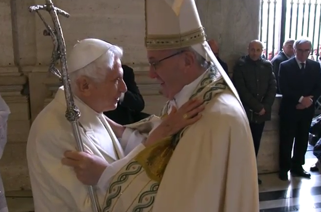 Pochi istanti prima di aprire la Porta Santa il nuovo e cordiale incontro di Papa Francesco con Benedetto XVI